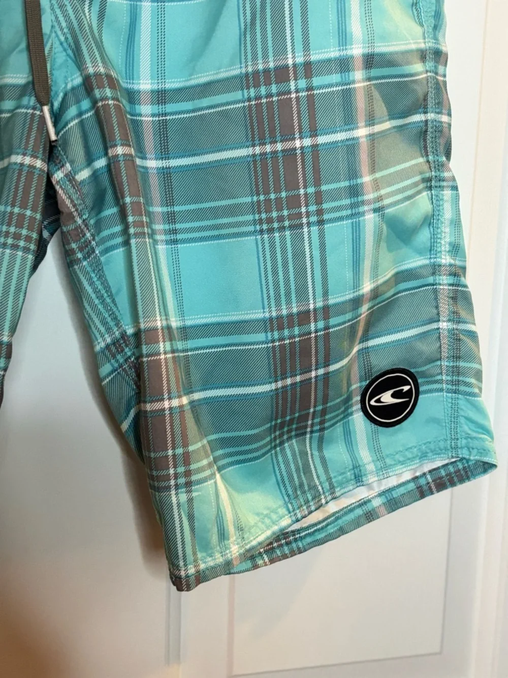 EUC O'Neill Men’s Teal Plaid Boardshorts With Velcro and tie closure size 32